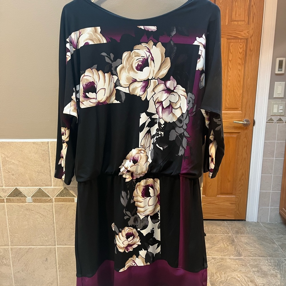NWOT White House Black Market dress. 3/4 length sleeves…..size M